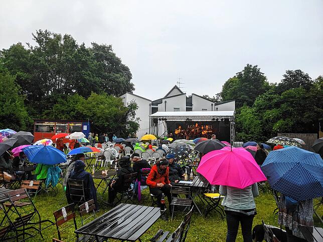 Ungewohnt pünktlich starteten die Rocker ihr Unplugged-Konzert im Gems-Garten des ehemaligen Landesgartenschaugeländes.