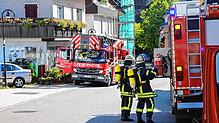 Die Feuerwehr aus Tennenbronn und die Drehleiter aus Schramberg eilen zu dem vermeintlichen Brandort in der Hauptstraße.