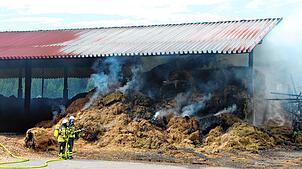 Bild : Scheune in Brand: Großaufgebot kämpft in Bernau gegen die Flammen