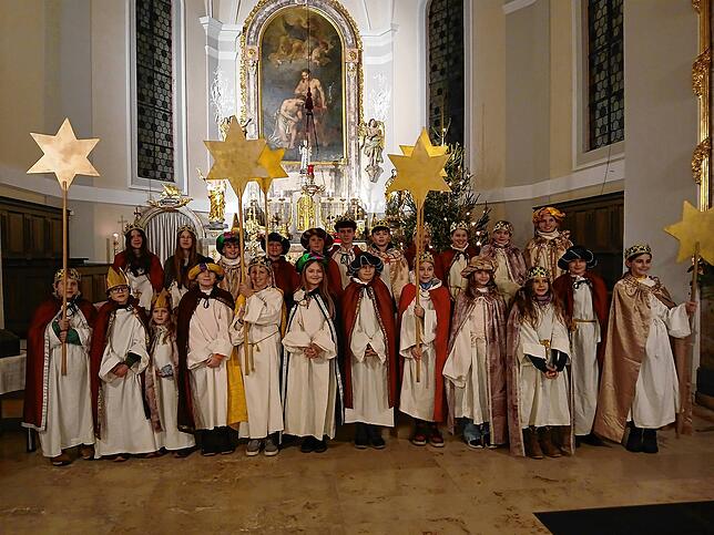 Die Sternsinger aus Horheim und Schwerzen wurden beim Gottesdienst mit Pfarrer Veit Rutkowski am Samstagabend in der Kirche St. Johannes ...
