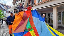 Enrico Hoffmann (Baubetriebshof), Johannes Flaig, Slava Mukhin und Veli Vehin hängen am Montag und Dienstag die Kunstwerke der LuftArt ...