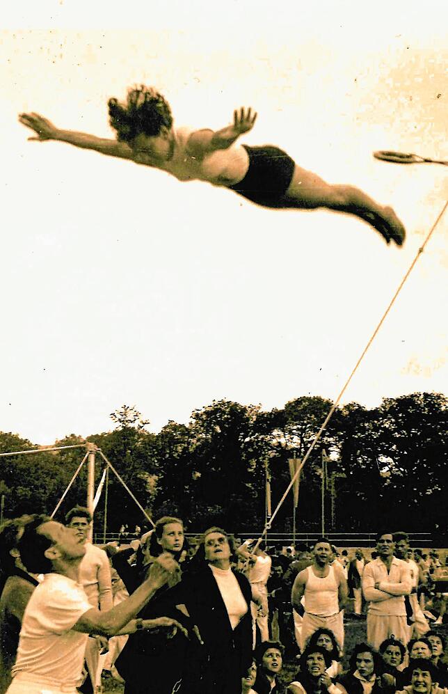 Die Öflinger Spitzenturnerin Gertrud Starkel bei einem Wettkampf um 1950: Wenn sie in den Ringen turnte, hielt das Publikum den Atem an.