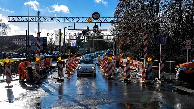 Bis zum 20. Dezember war die Brücke an der Peterzeller Straße noch einspurig befahrbar. Seitdem ist sie für Autofahrer vollständig ...