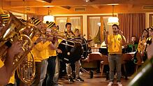 Der Saal im Lamm bebte: Die nahezu 40 Guggenmusiker unter der Leitung des Dirigenten Michael Matt präsentierten lautstark ihr Können ...