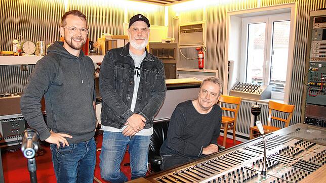 Im MPS-Studio haben Marcel Kübler und Tim Buschmann von Lieber Anders ihre neue CD aufgenommen. Töni Schifer, Vorsitzender des Vereins ...