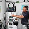 Im Gewerbegebiet Egert in Mönchweiler wollen Funkamateure einen Antennenmast aufstellen. Andreas Stoof bedient den Receiver, dessen ...