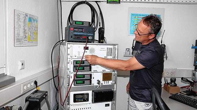 Im Gewerbegebiet Egert in Mönchweiler wollen Funkamateure einen Antennenmast aufstellen. Andreas Stoof bedient den Receiver, dessen ...