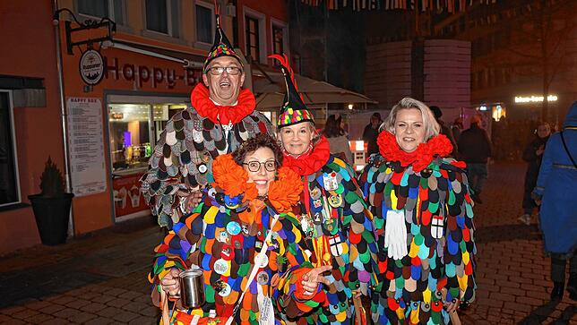 Bild 10: Mit dem Butzenlauf wird die Straßenfasnacht eingeläutet