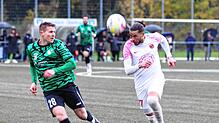 Der Türk. SV Singen (Volkan Bak, rechts) hat sich beim VfR Stockach (Markus Schafhäutle) mit 2:0 durchgesetzt.