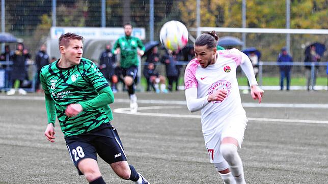 Der Türk. SV Singen (Volkan Bak, rechts) hat sich beim VfR Stockach (Markus Schafhäutle) mit 2:0 durchgesetzt.