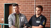 Der angeklagte 41-Jährige aus dem Bodenseekreis wird in den Saal des Landgerichts Konstanz gebracht.