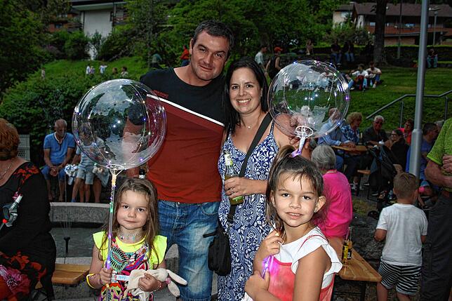 Gut gelaunte Besucher beim Todtmooser Lichterfest