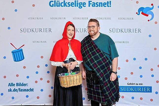 Bild 8: Bilder der SWR-Fasnacht: Narren glänzen vor der SÜDKURIER-VIP-Wand im Konzil