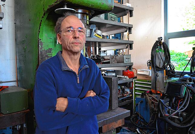 David Fuchs in seinem Metallatelier in Deggenhausen. Der Künstler hatte sich beim Gestaltungswettbewerb für den Rathausbrunnen ...