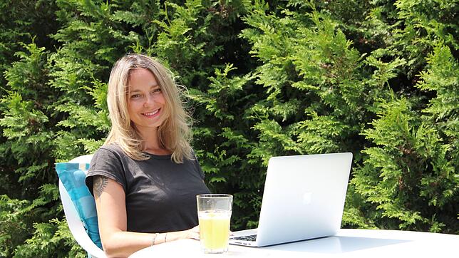 Barbara Müller bei der Arbeit. Sie schreibt an ihrem zweiten Kinderbuch.