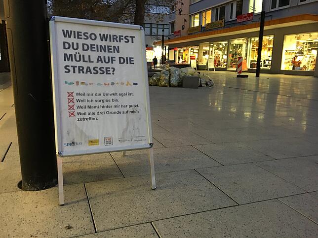 Müll auf der Straße ist ein Ärgernis. Der Handel versucht‘s mit Schildern. Der KOD kann sicher effektiver einschreiten.
