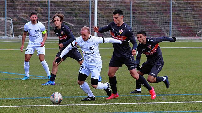 Beim Spiel gegen die A-Junioren des VfB Stuttgart kam der FC 08 Villingen mit 0:4 unter die Räder. Hier wird der Villinger Daniel Wehrle ...