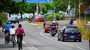 Autofahrer, Fußgänger und Fahrradfahrer begegnen sich in Meersburg auf der Straße zur Fähre und zum Parkplatz.
