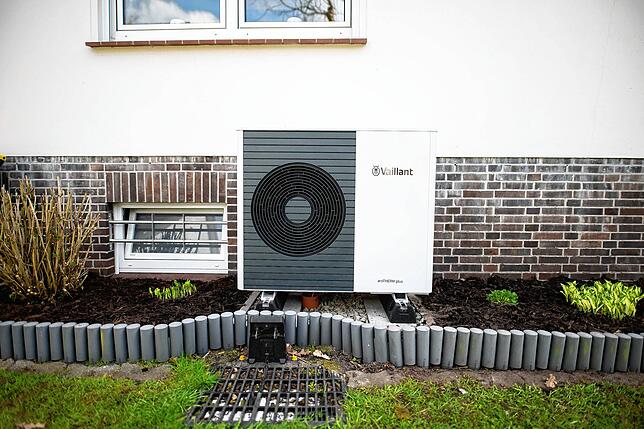 Die Kosten für die nachträgliche Installation einer Wärmepumpe in einem Haus bewegen sich bei etwa 25.000 bis 35.000 Euro. Manchmal ...