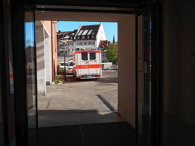 Die Rettungswagen des DRK fahren die Notaufnahme des Klinikums Hochrhein in Waldshut über die rückwärtige Seite an.