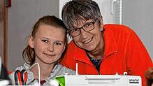 Maria Fritz und ein ukrainisches Mädchen, das im Ausbildungszentrum in Sarny (Westukraine) das Schneiderhandwerk erlernt.