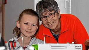 Maria Fritz und ein ukrainisches Mädchen, das im Ausbildungszentrum in Sarny (Westukraine) das Schneiderhandwerk erlernt.
