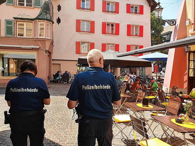 Die Mitarbeiter der Ortspolizeibehörde auf dem Rundgang durch die Stadt.