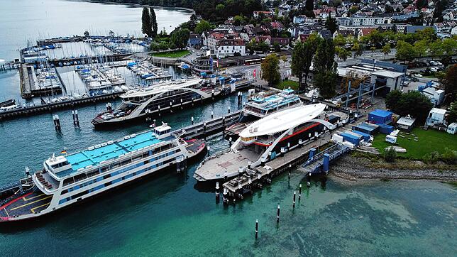 (Archivbild) Der Fährehafen Konstanz-Staad von oben im September 2022. Rechts im Bild die neue LNG-Fähre.