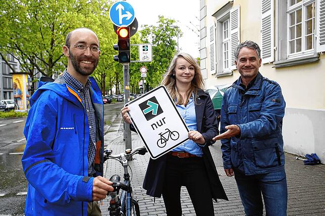 Das neue Verkehrsschild hängt an der Ampel Ecke Untere Laube/Inselgasse. Was der grüne Pfeil bedeutet, erläutern (von links) der ...