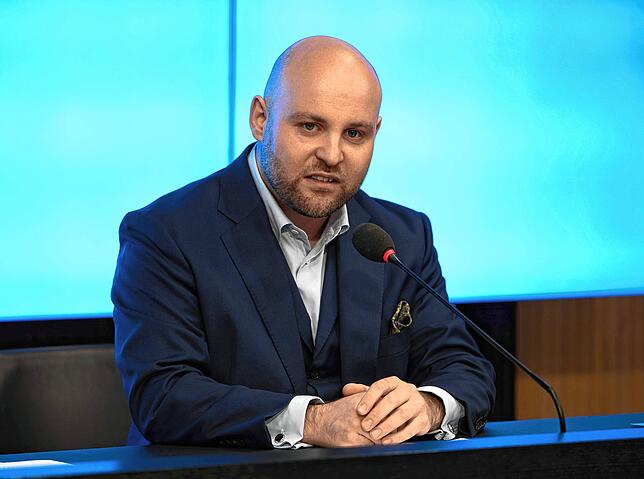 Markus Frohnmaier (AfD) bei einer Pressekonferenz.