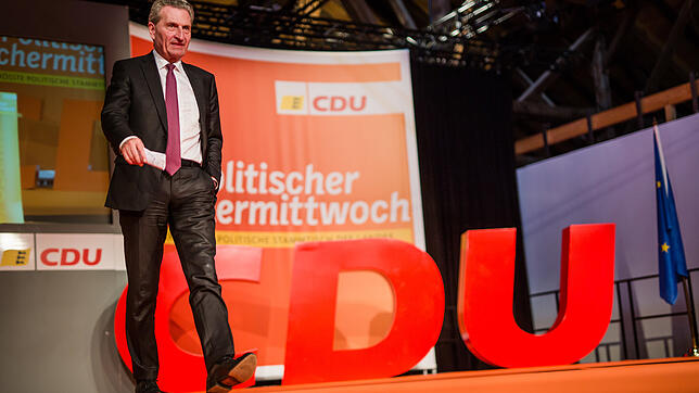 Günther Oettinger (CDU), EU-Haushaltskommissar, verlässt beim politischen Aschermittwoch der CDU Baden-Württemberg in der Alten Kelter ...