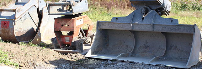 Bild 9: Neue Straßenführung und glänzender Asphalt: So sieht es inzwischen auf der B 31 zwischen Fischbach und Immenstaad aus