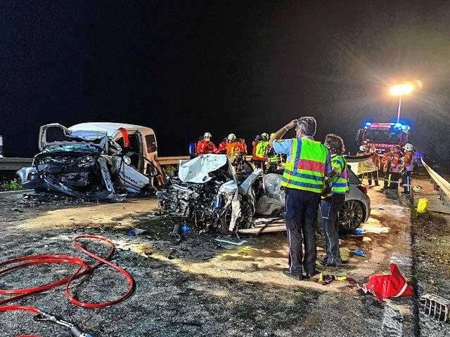 Bild 1: Fünf Schwerverletzte bei schwerem Unfall auf B 33 bei Allensbach