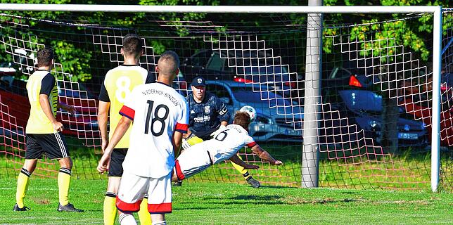 Bild 8: SV Eichsel dreht binnen drei Minuten das Spiel im Rothaus-Bezirkspokal zum 4:3-Sieg bei der SG Niederhof-Binzgen &ndash; und wir haben Bilder!