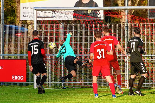 Bild 14: TuS Kleines Wiesental sichert sich ein 2:2 beim Tabellenführer FSV Rheinfelden II &ndash; wird haben die Bilder!