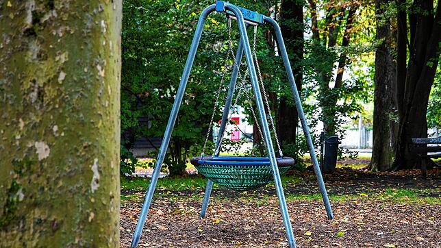 Die mehr oder weniger einzige Attraktion am Spielplatz beim Klinikum: eine Vogelnestschaukel.
