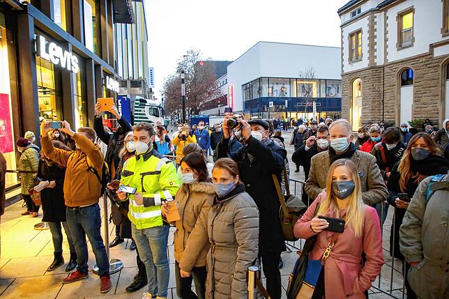 Der Morgen, an dem das Cano in Singen eröffnet: Einige Menschen stehen bereits Schlange, bevor die Verantwortlichen von Stadt und ECE ...