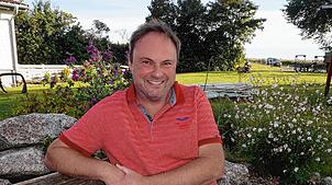 Der neue Weilheimer CDU-Gemeinderat Matthias Block sitzt bei seinem Haus in Bannholz. Bild: Ursula Freudig