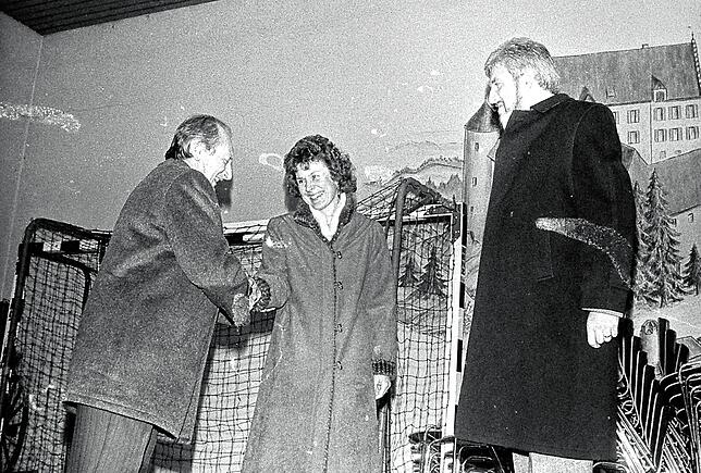 Franz Ziwey gratuliert Ingrid Veit. Rechts steht Hans Veit.