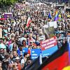 Die Demonstration in Berlin am 29. August: Neben Regenbogenfahnen und einem Schild mit den Worten&ldquo;Frieden, Freiheit, ...