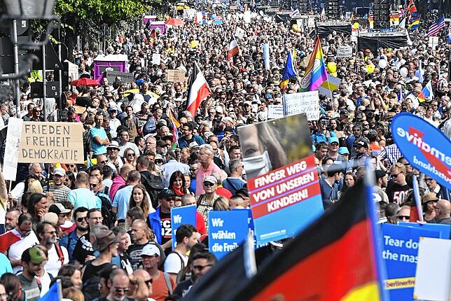 Die Demonstration in Berlin am 29. August: Neben Regenbogenfahnen und einem Schild mit den Worten“Frieden, Freiheit, ...