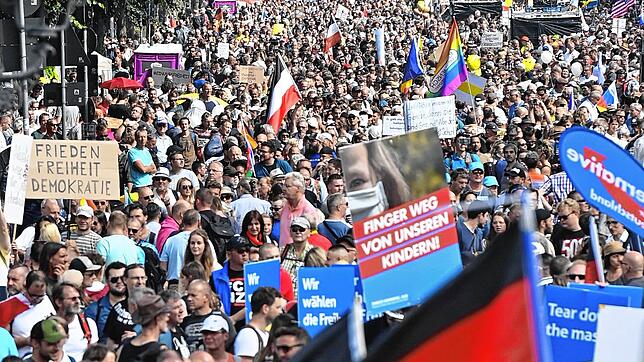Die Demonstration in Berlin am 29. August: Neben Regenbogenfahnen und einem Schild mit den Worten&ldquo;Frieden, Freiheit, ...