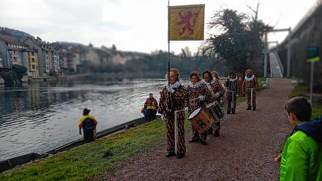 Hier wird das Symboltier der Laufenburger Fasnacht angelandet.