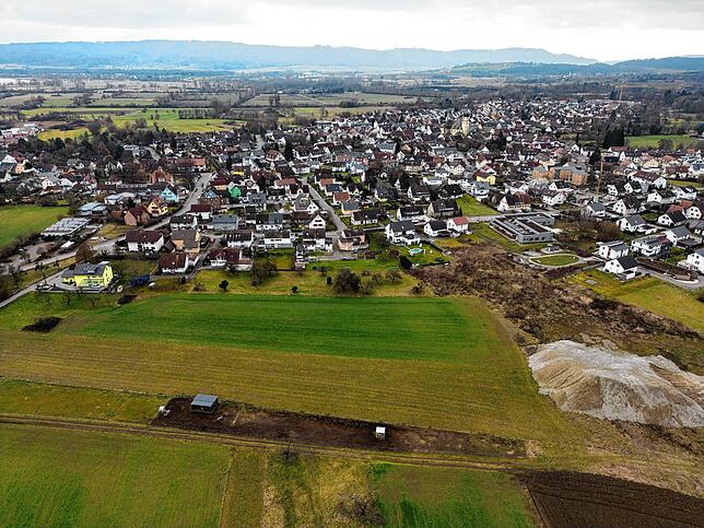 Das Baugebiet Hübschäcker am Ortsrand von Böhringen von oben gesehen. Auf der Wiese im Vordergrund ist Bebauung geplant. (Archivbild)