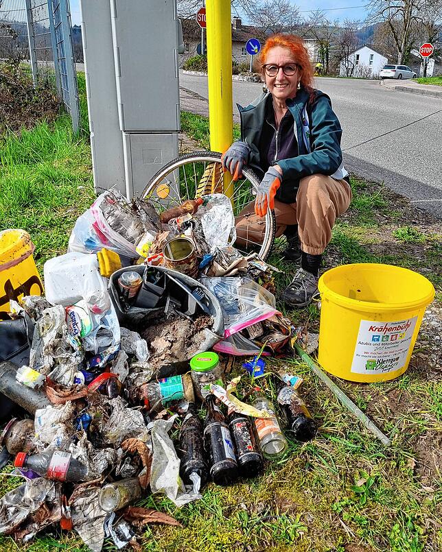 Carmen Kleemann mit dem gesammeltem Müll entlang der Bahnstrecke vom Bahnhof Tiengen bis zur Brücke Gurtweiler Straße.