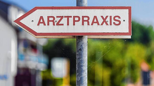 Hier geht‘s zur Arztpraxis. Wer einen Termin einfach ausfallen lässt, soll zahlen, findet unser Autor.
