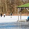 Endlich Schlittschuhzeit: Auf der Eiswiese im Schlosspark tummeln sich am Montag, 13. Januar, die Freunde dieser Wintersportart.