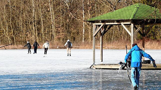 Endlich Schlittschuhzeit: Auf der Eiswiese im Schlosspark tummeln sich am Montag, 13. Januar, die Freunde dieser Wintersportart.