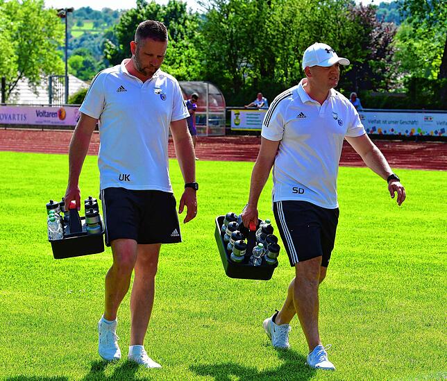 1:5-Klatsche: An den Mienen der Trainer Urs Keser (links) und Sascha Dreher scheint es abzulesen, dass die Partie gegen den SV Buch in ...