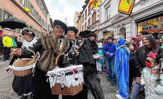 Bild 12: Tolle Stimmung beim Sonntagsumzug der Überlinger Narrenzunft &ndash; Teil 2